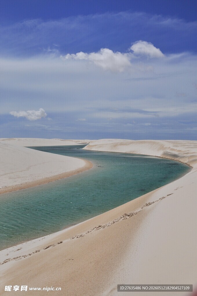 沙漠中的翠绿河流景观
