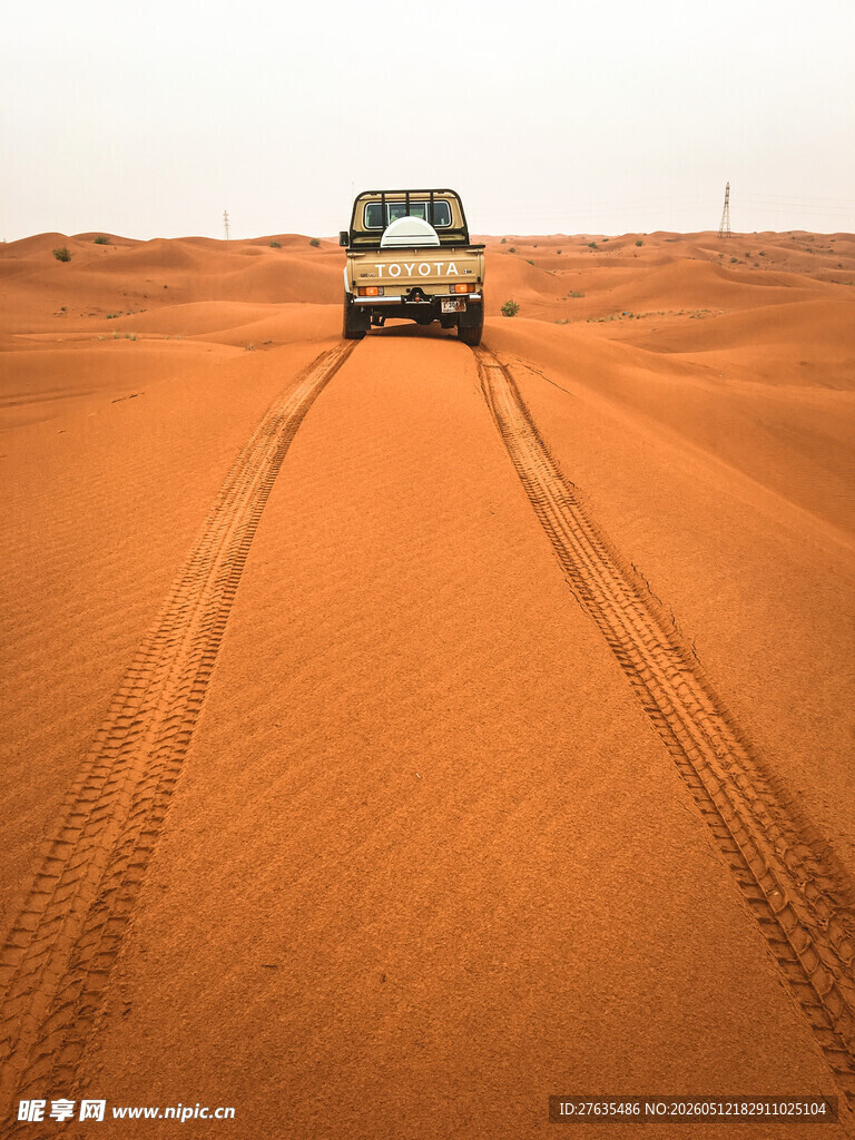 沙漠中行驶的越野车