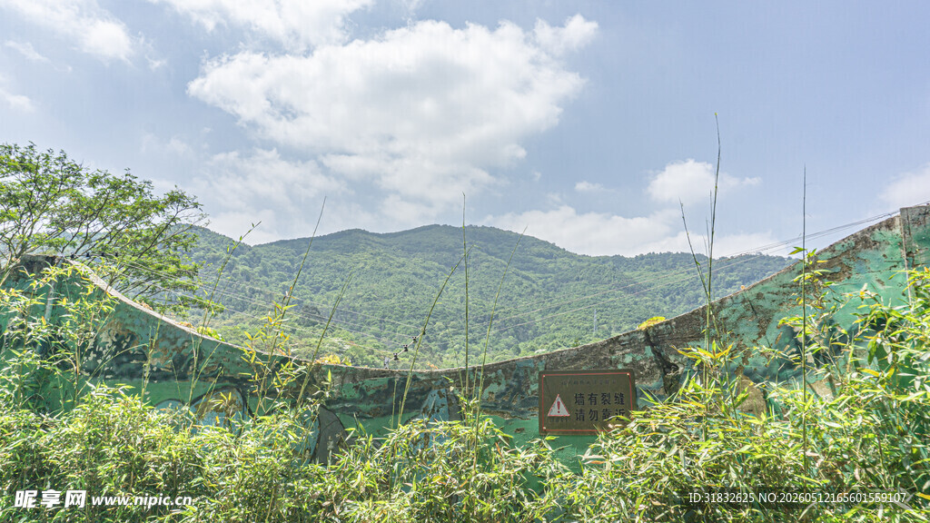 山间绿意盎然的自然景致