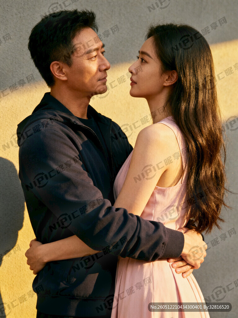 刘杰 抱着一位美女