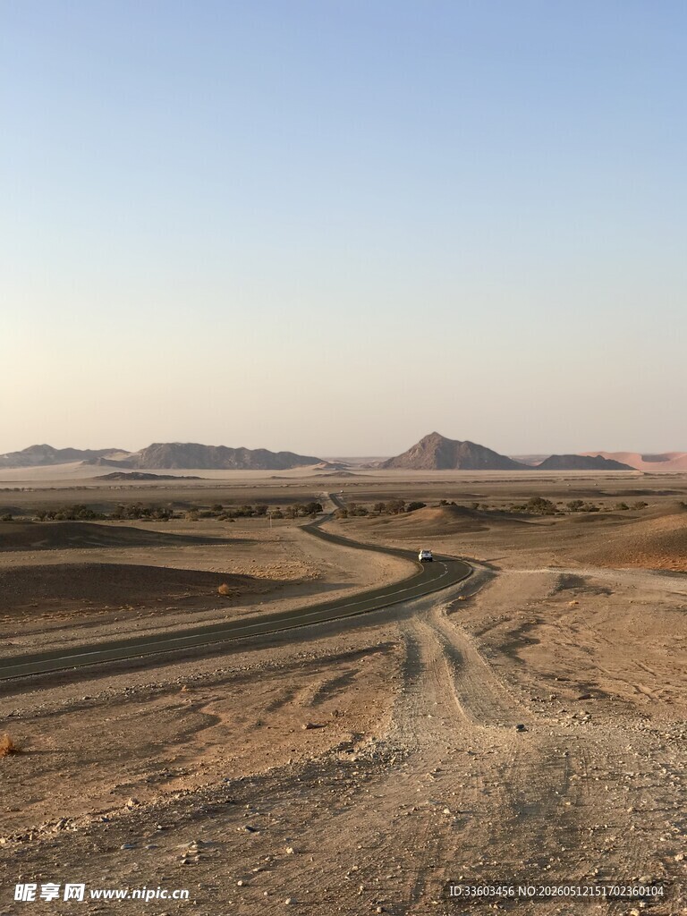 沙漠中的蜿蜒公路