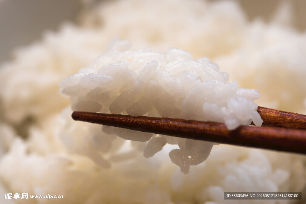 筷子夹起的莹润白米饭