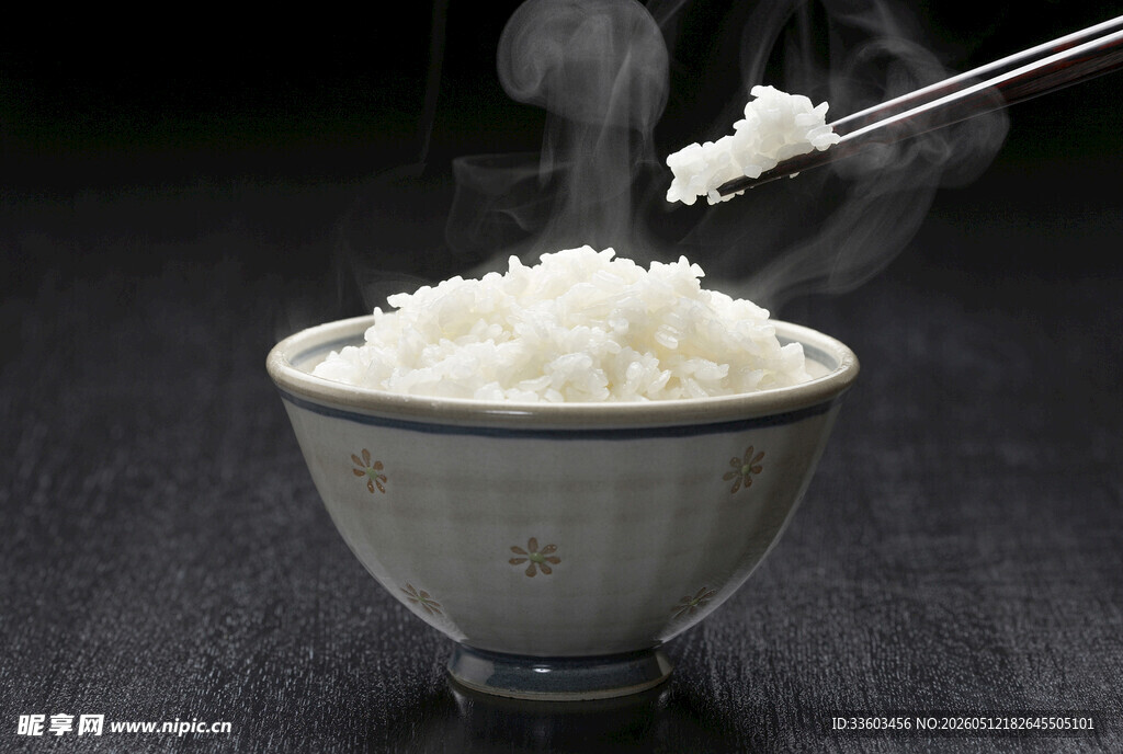 热气腾腾的一碗白米饭