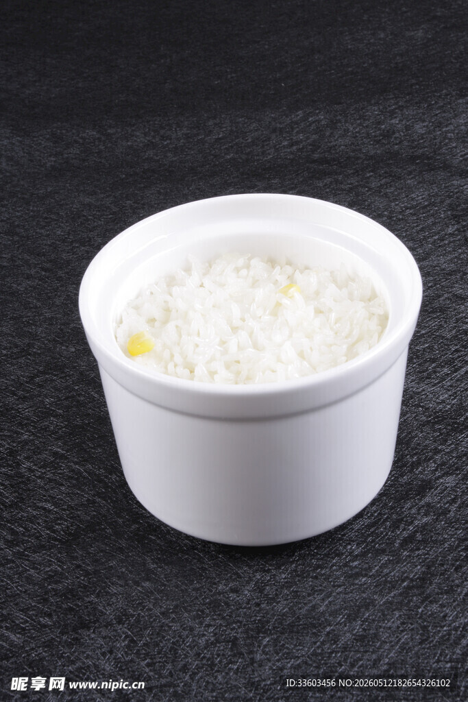 白色碗装的米饭