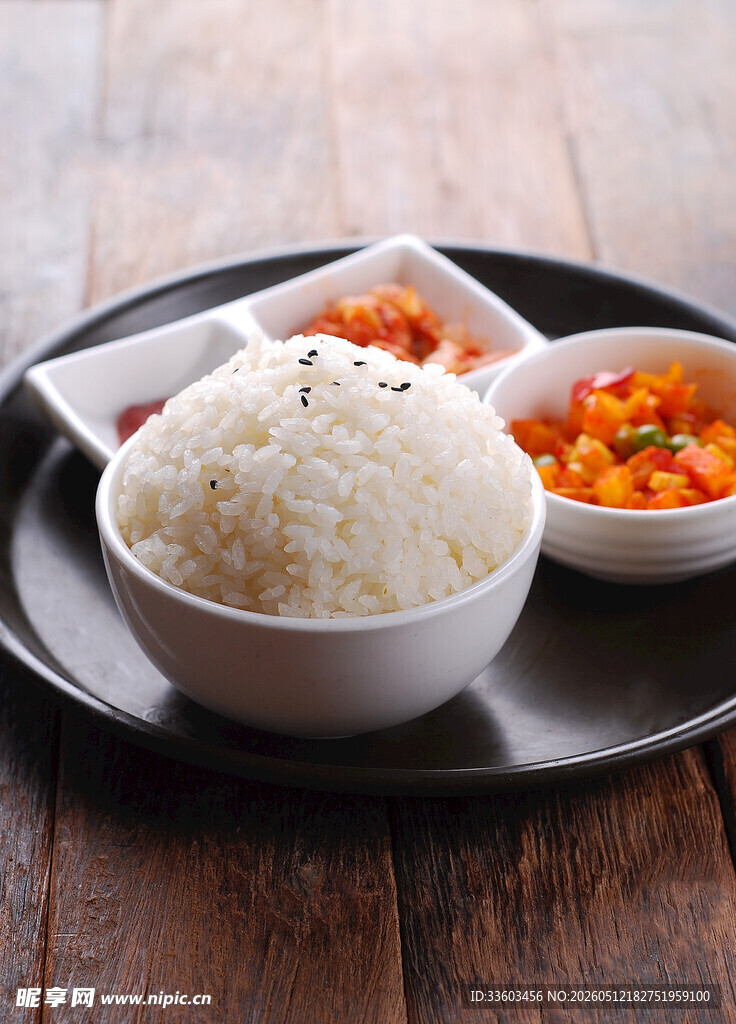 白米饭搭配两碟小菜