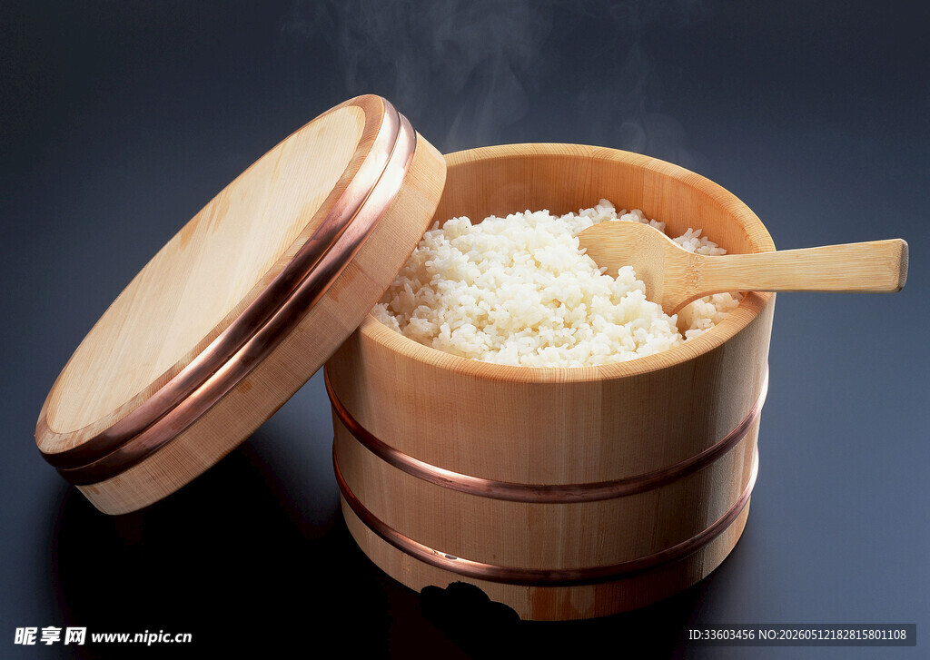 竹制蒸笼里的喷香白米饭