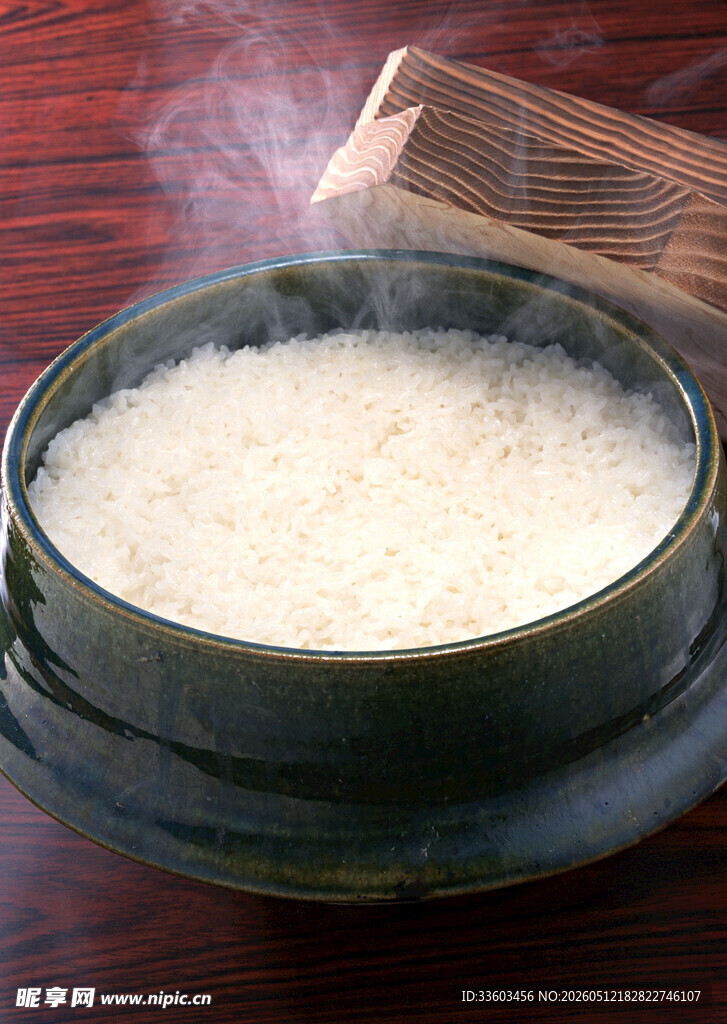 热气腾腾的石锅白米饭