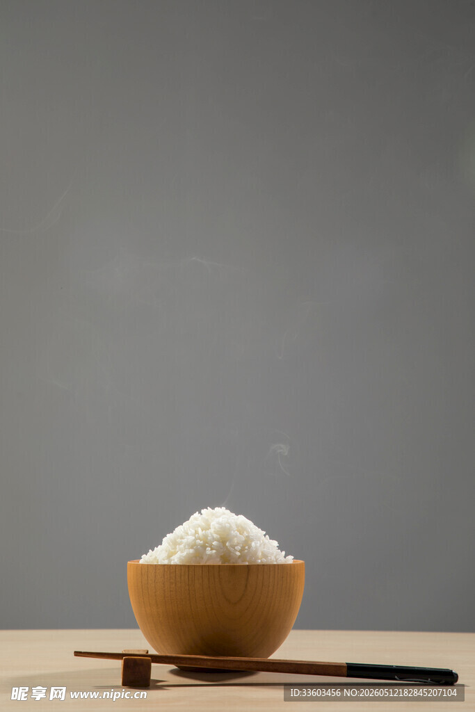 一碗白米饭与筷子的静物图