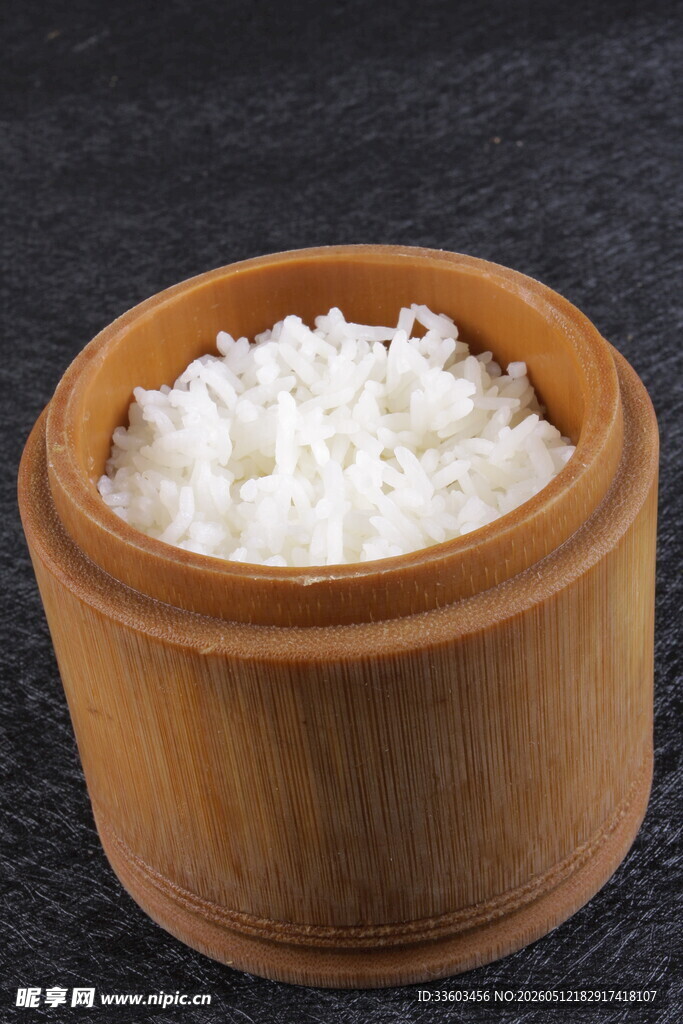 木碗中的白米饭
