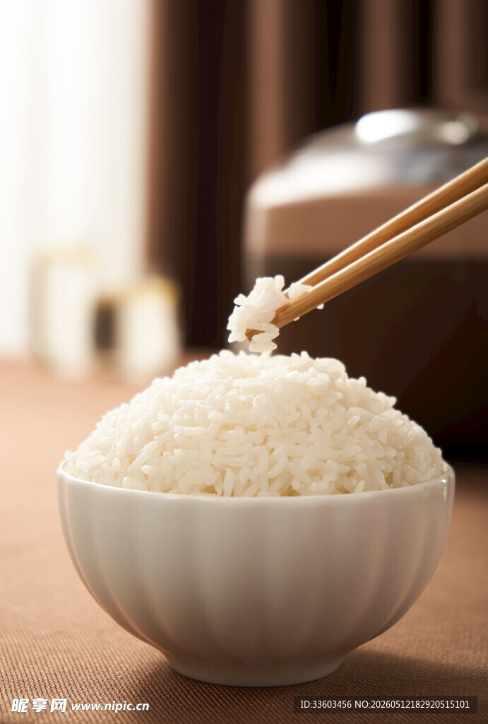 筷子夹起白米饭
