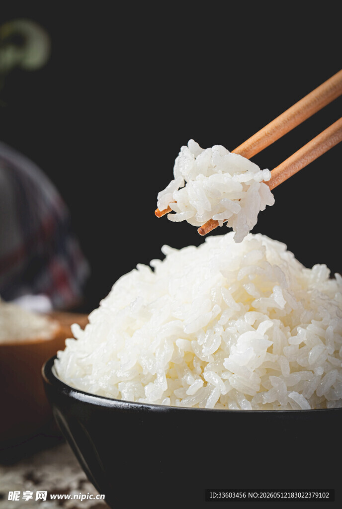 筷子夹起的香软白米饭