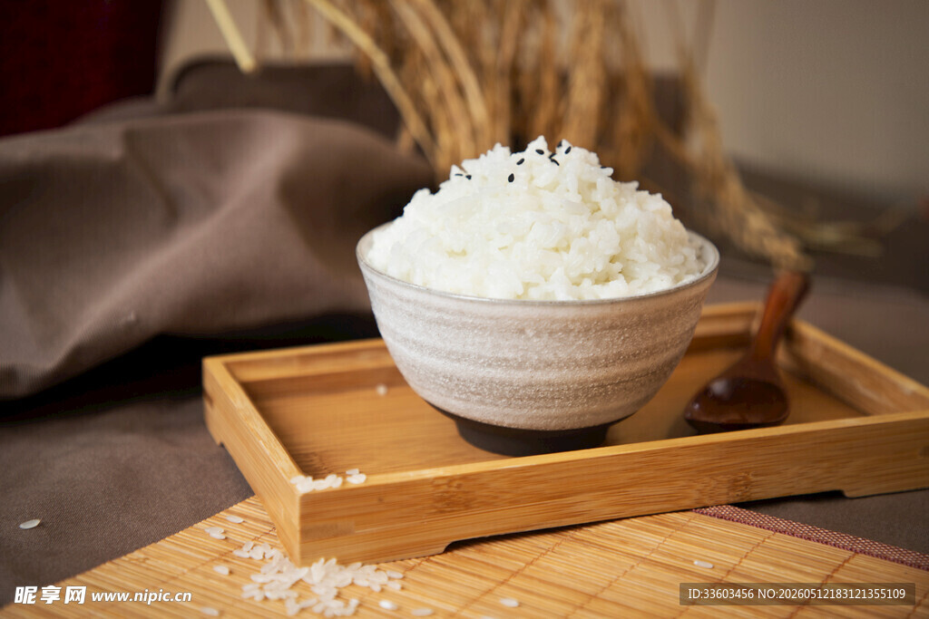 一碗香软白米饭