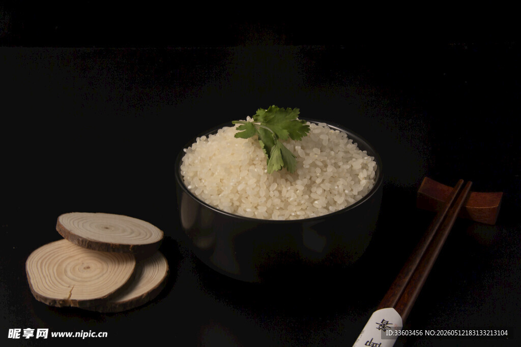 一碗香米饭与美味配菜