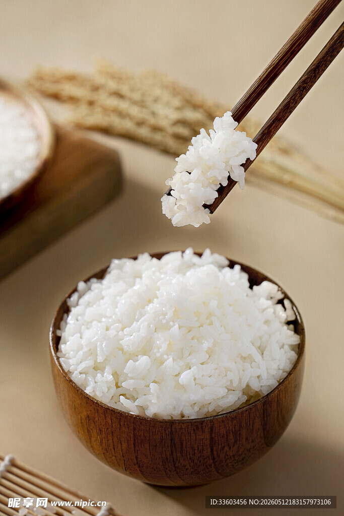 香软白米饭筷子轻盛起