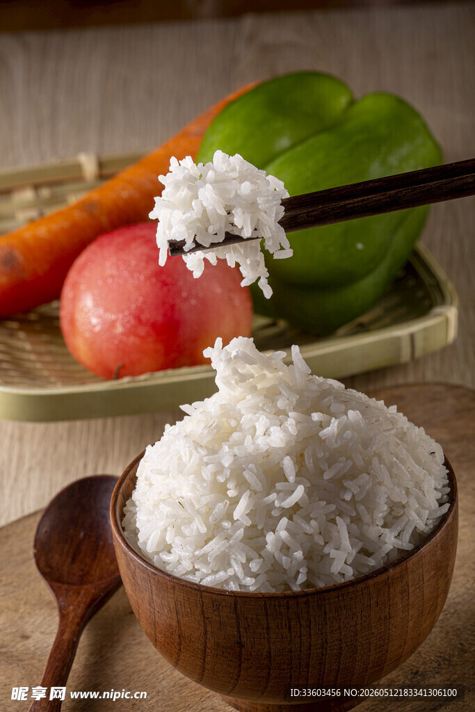 木碗盛白米饭与多样蔬果