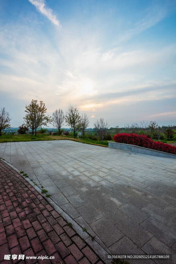 夕阳下的开阔户外场地