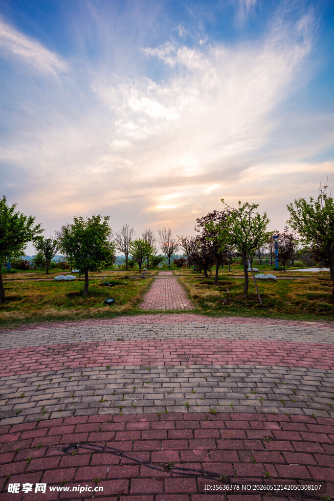 夕阳下的砖石小径美景