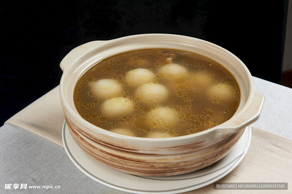 土鸡煨团子