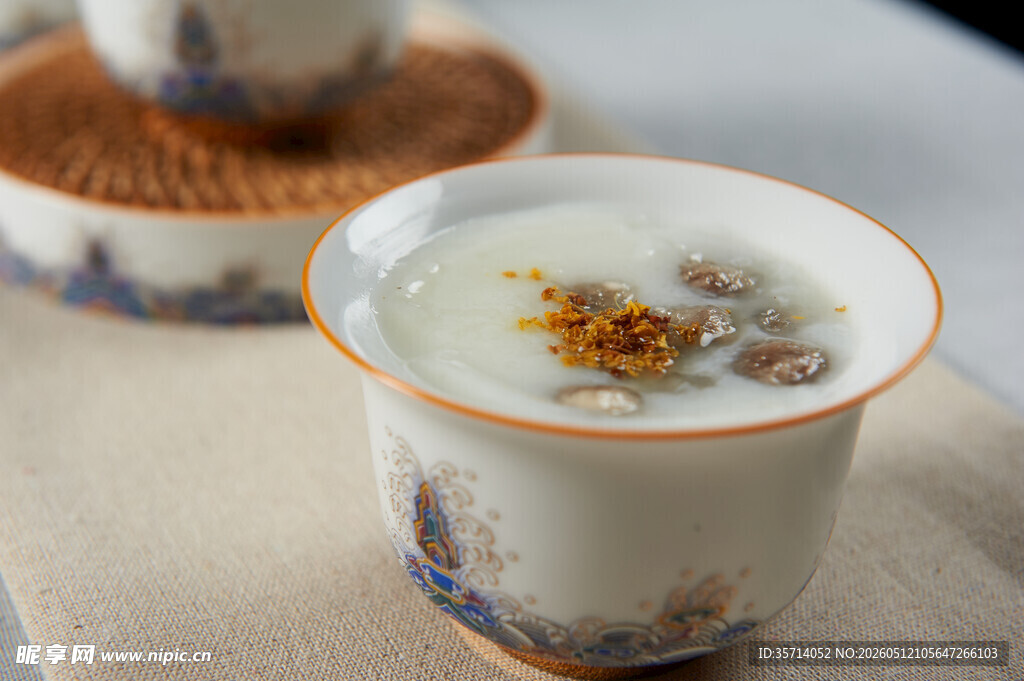 中式瓷杯中的桂花茶饮