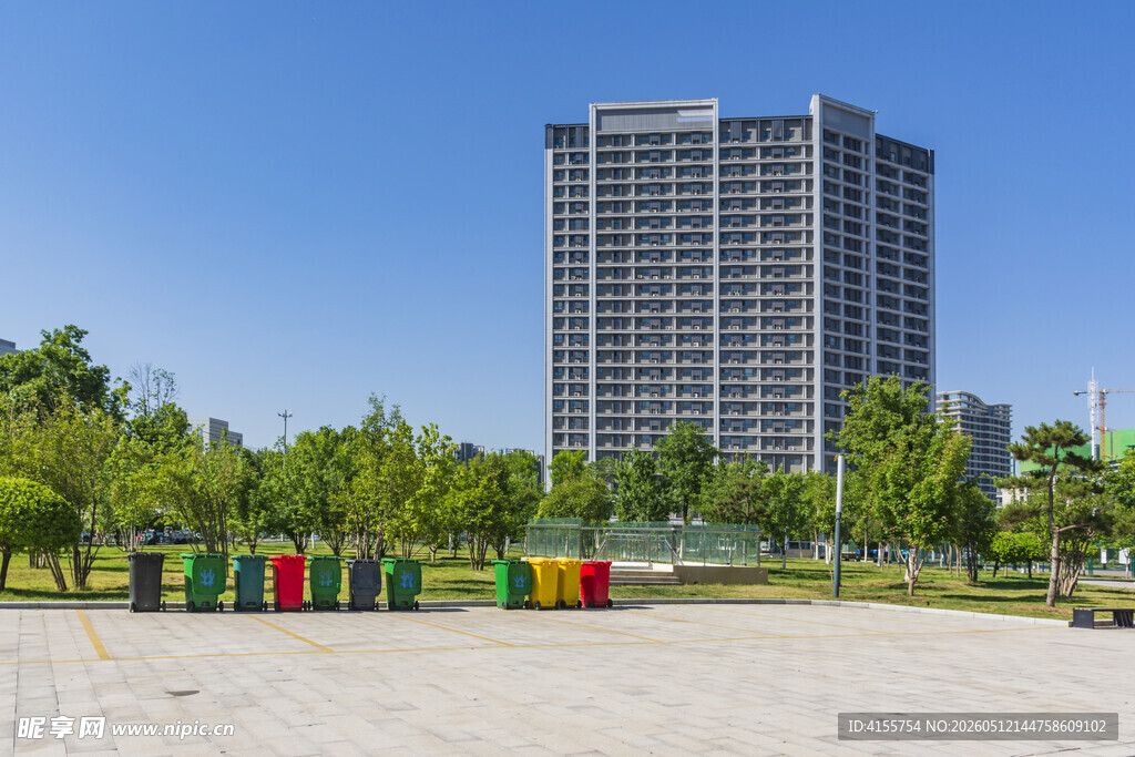 城市公园旁的多彩垃圾桶