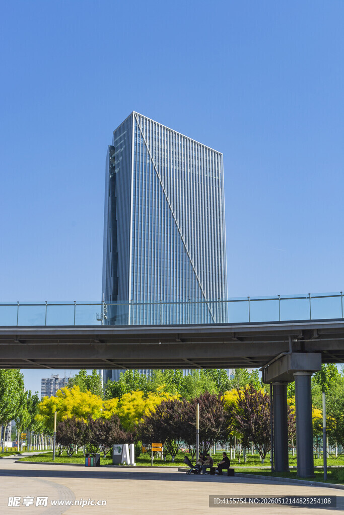 现代高楼与过街天桥景观