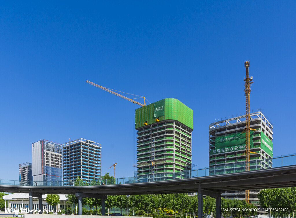 城市在建高楼与蓝天景观