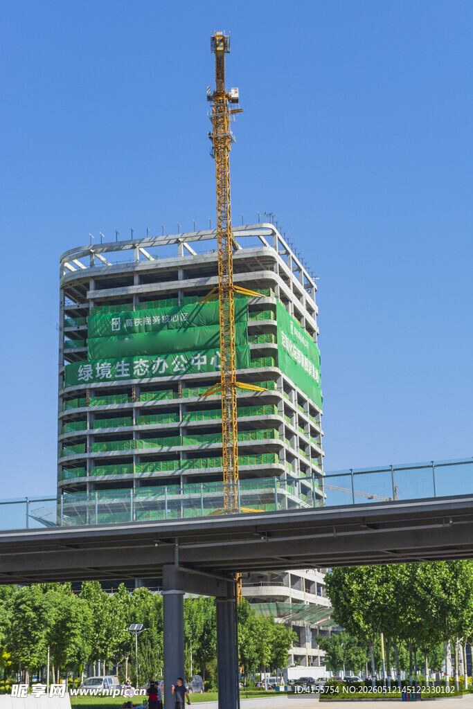 高楼建设中的塔吊场景