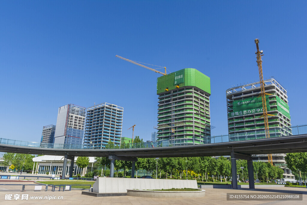 城市在建高楼与现代景观