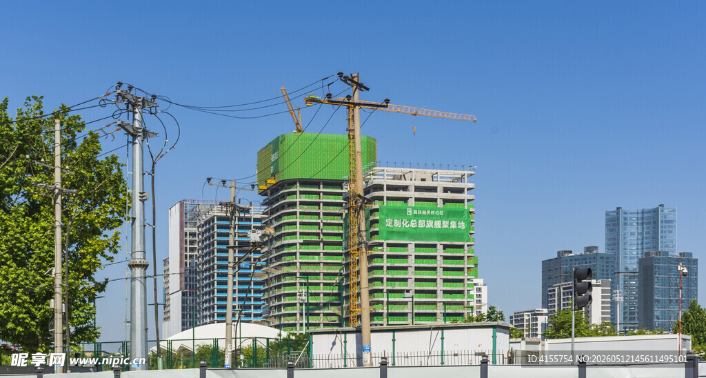 城市在建高楼与塔吊景观