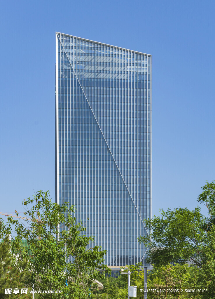 现代尖顶玻璃高楼景观