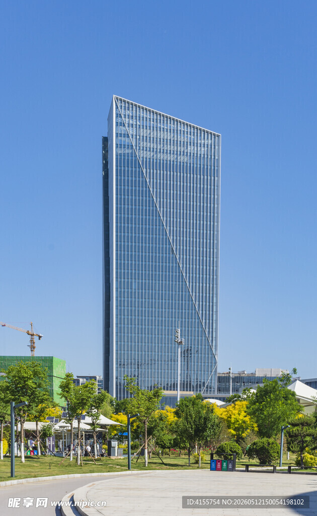 城市中高耸的现代化摩天大楼