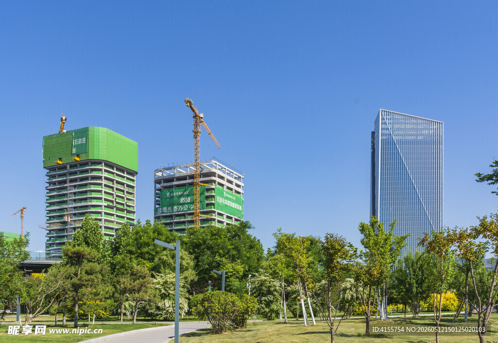 城市在建高楼与绿化景观