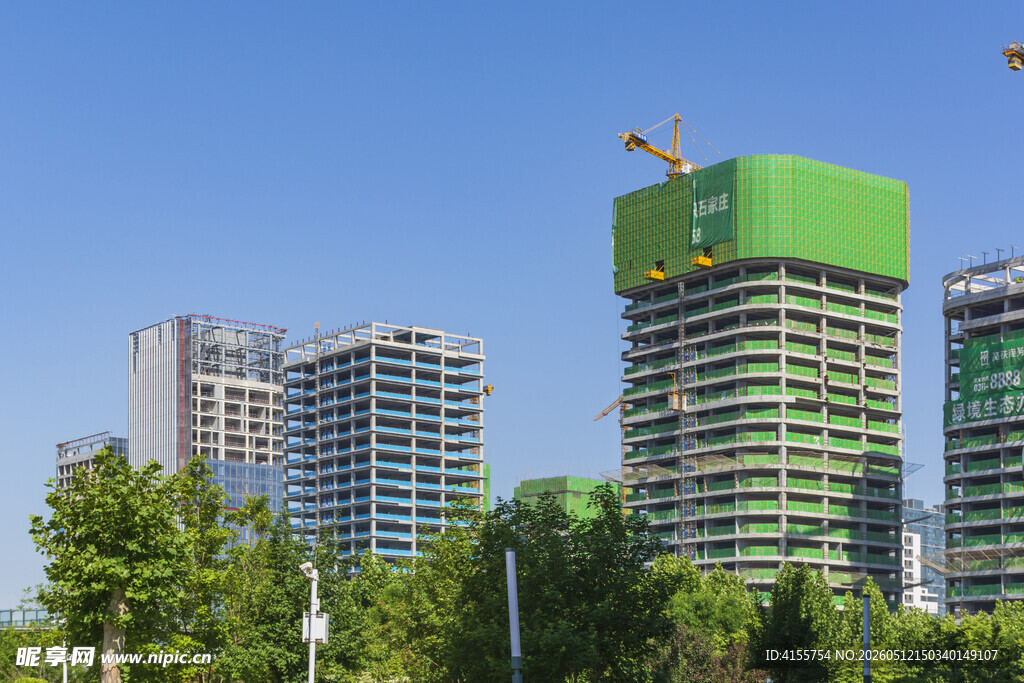 城市在建高楼与周边景致