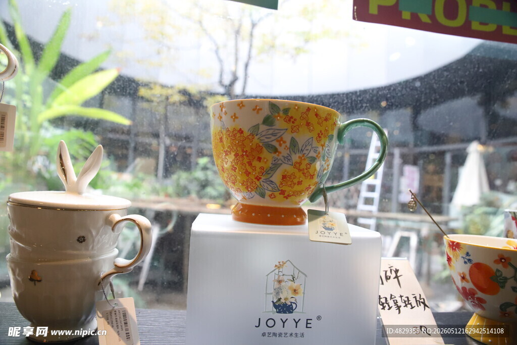 多彩陶瓷杯展示
