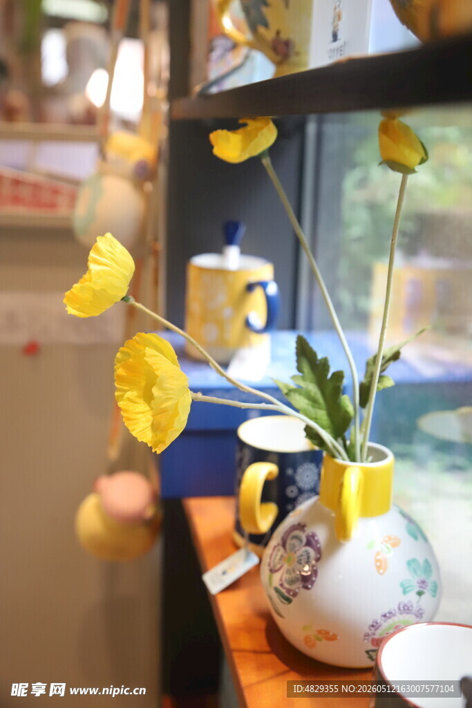 窗边花瓶里的黄色小花