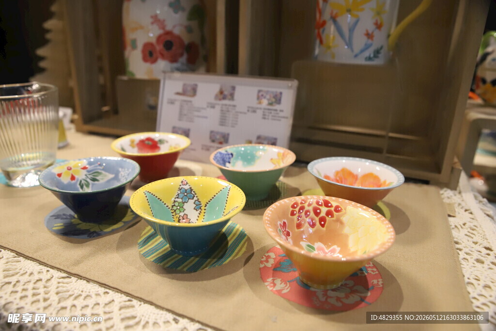 多彩陶瓷碗展示