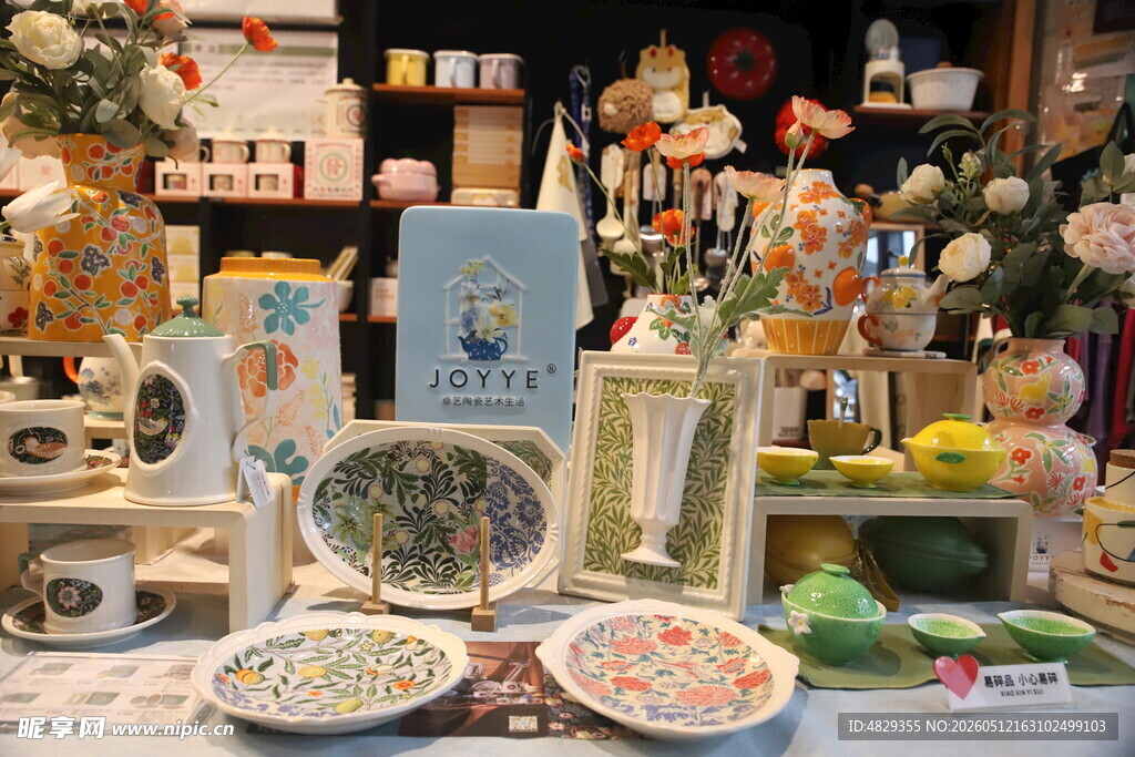 精美复古瓷器饰品展示
