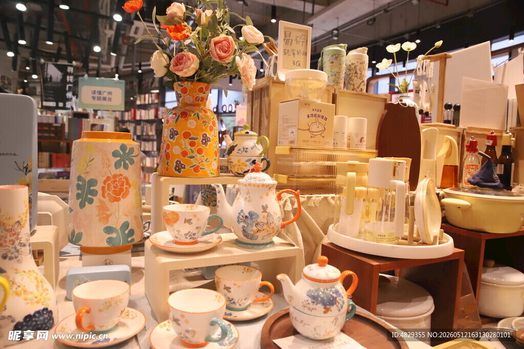 精致茶具与摆件展示场景