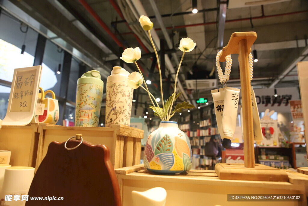 室内精致花瓶装饰场景