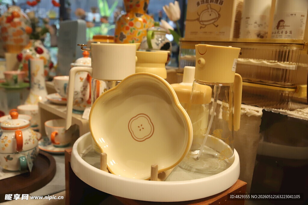 复古陶瓷餐具展示