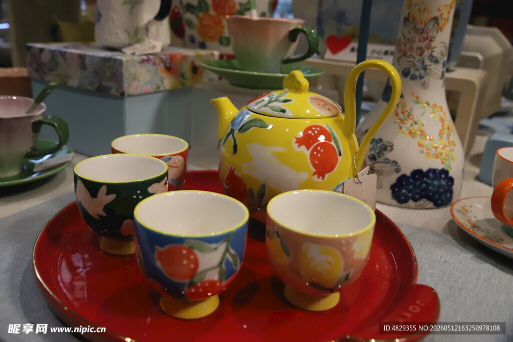 多彩陶瓷茶具组合展示