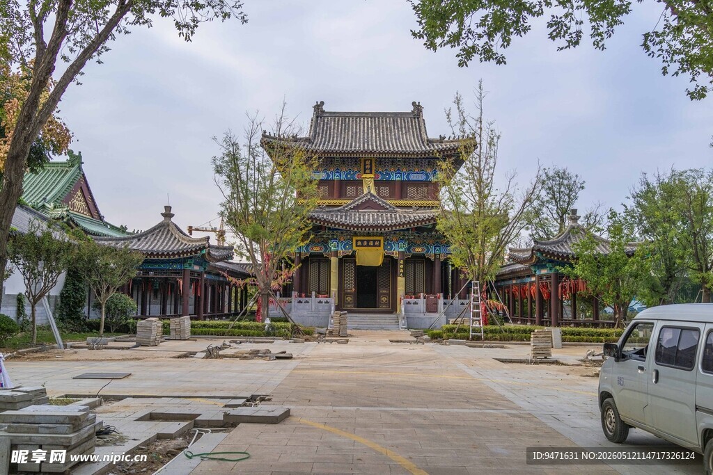 中式古建门前停放的车辆