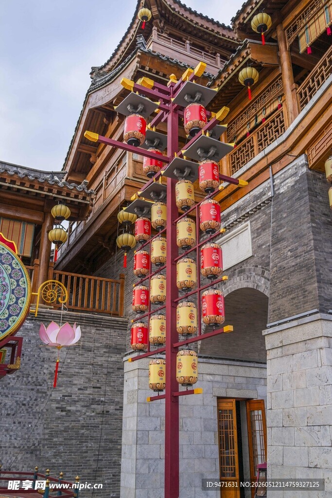 红灯笼装点中式楼阁