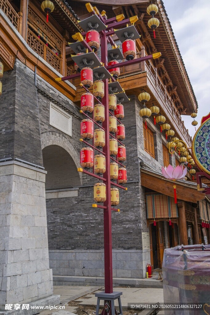 古建外悬挂的喜庆红灯笼