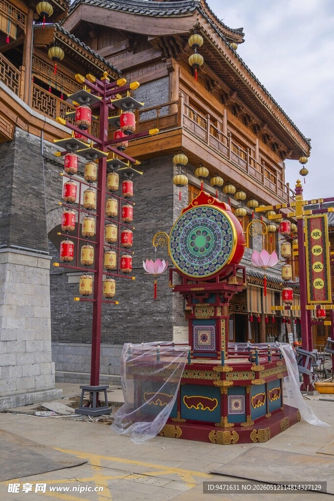 中式古建筑前的精美大鼓