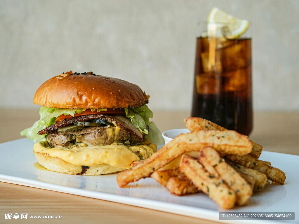 美味汉堡套餐搭配饮料