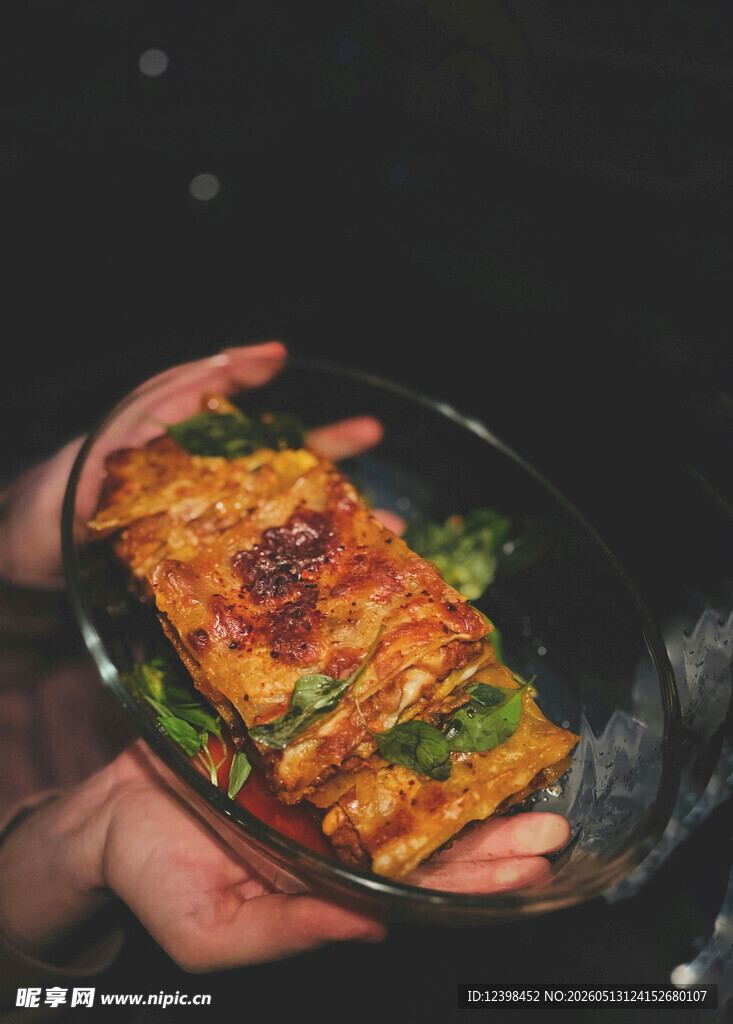美味烤制千层面端在手中