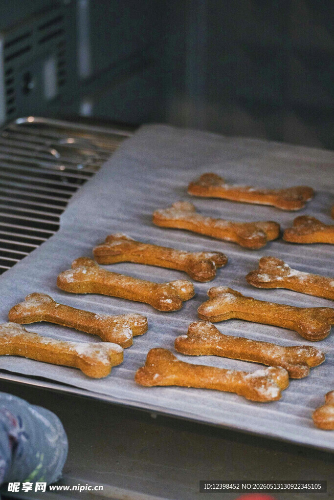 烤箱中烤制的美味长条饼干