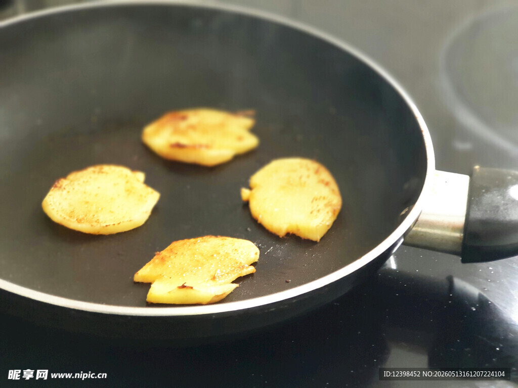 锅中煎制的金黄食物