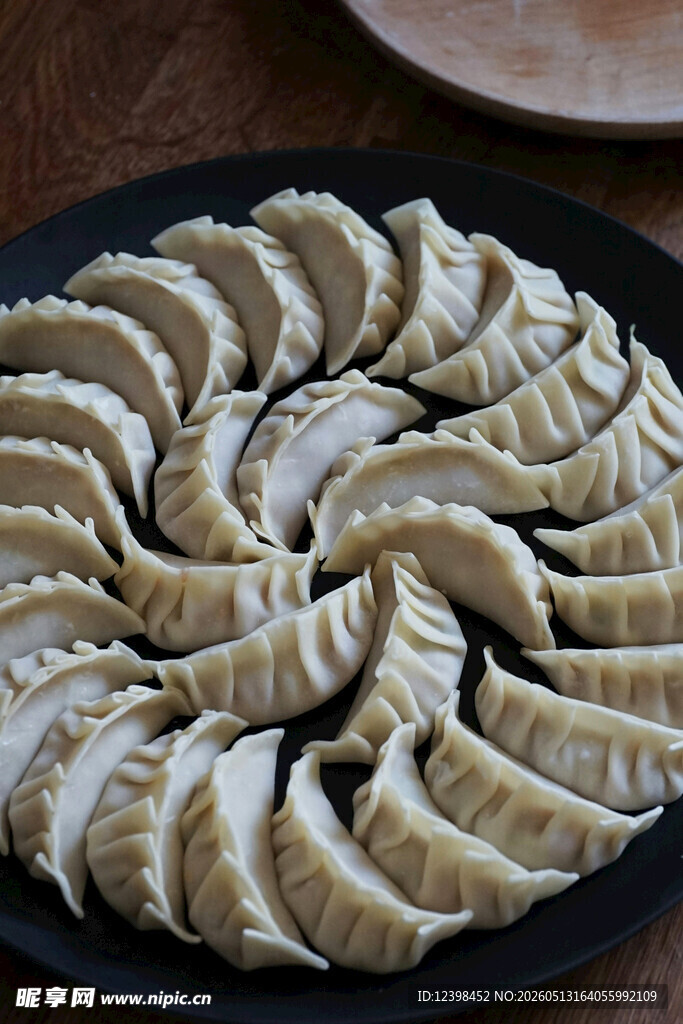一盘精致的手工饺子